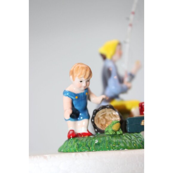 Dept 56 Snow Village - Weekend Getaway - Picture 5 of 8